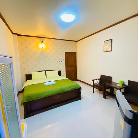 Отель Rak Ban Kerd House Ко-Сичанг Экстерьер фото